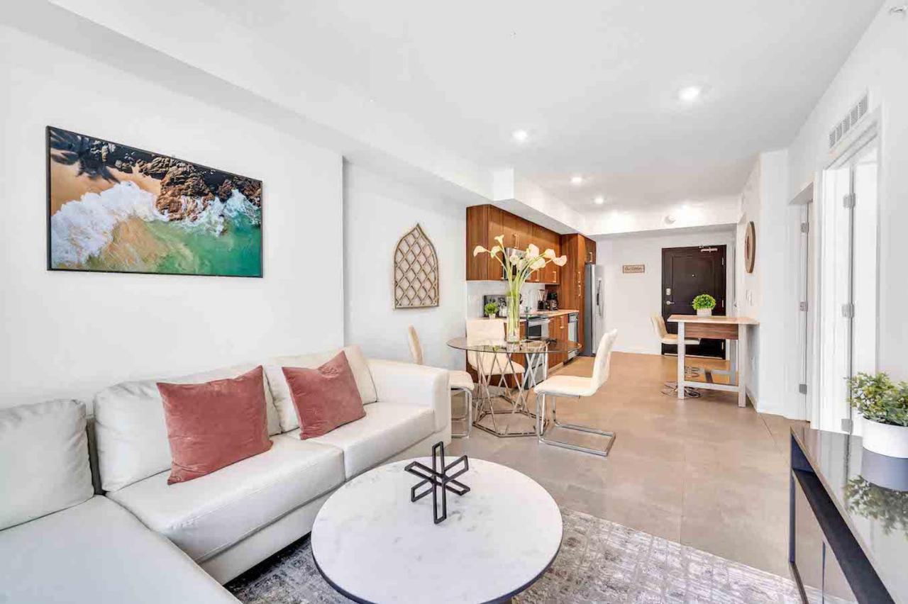 Modern Unit In Downtown With Free Parking Appartamento *